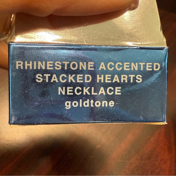 Avon Rhinestone accented stacked hearts Pendant Necklace Goldtone NIB vintage - Picture 4 of 7